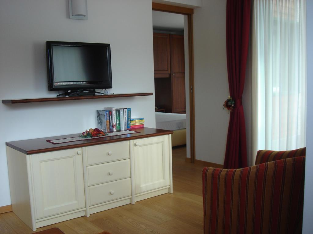 Residenza Eleonora Apartment Temù Cameră foto